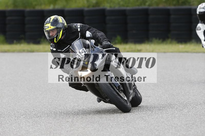 Archiv-2025/09 22.04.2025 Cornu Master School ADR/rot-rouge/34